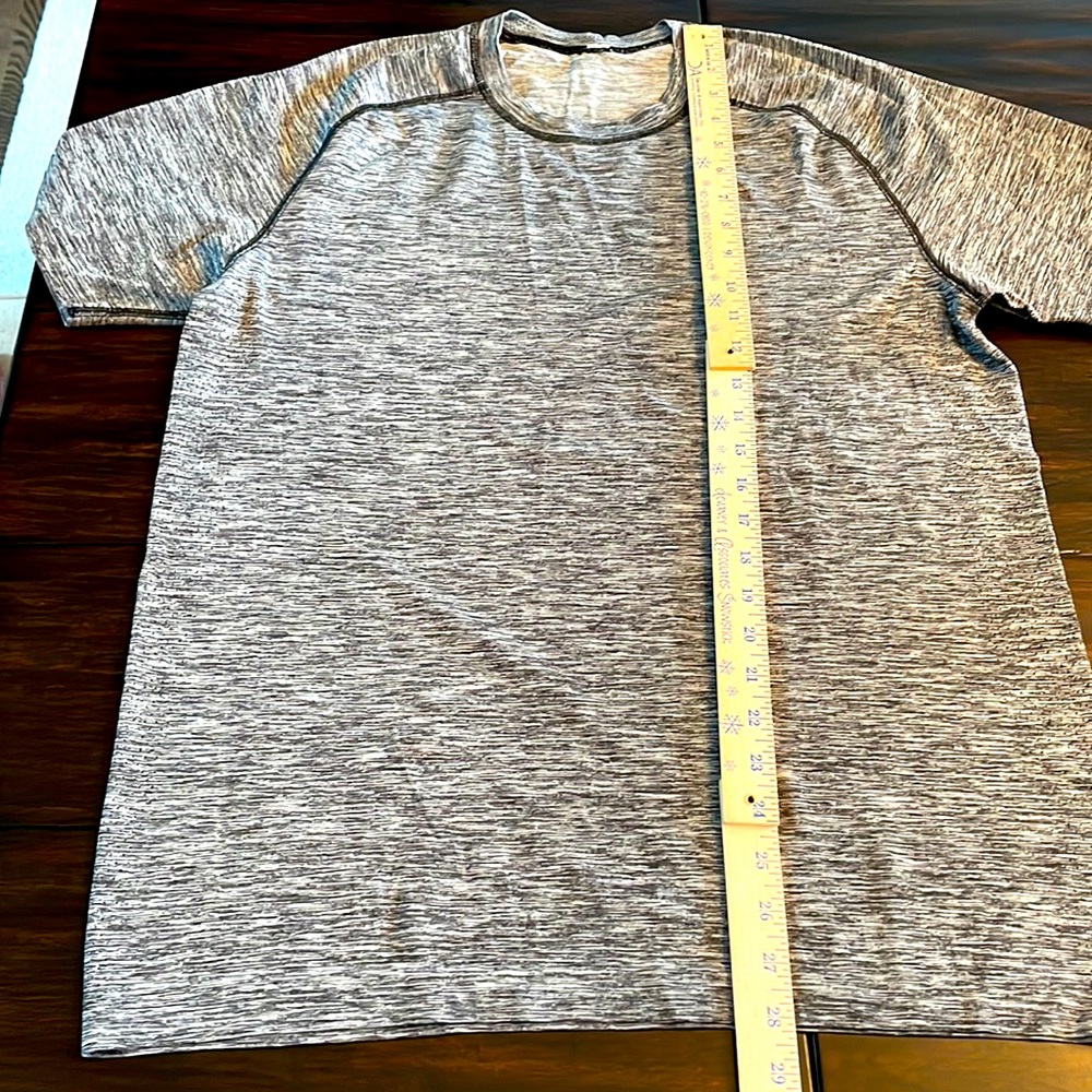 Men’s Large Lululemon Silverescent Short Sleeve
